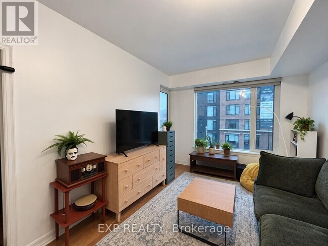 Building Photo - 238 Besserer St