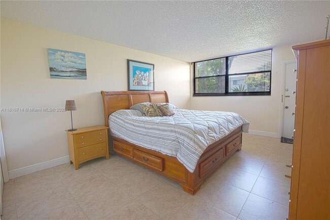 Foto del edificio - 491 Racquet Club Rd