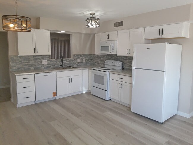 Building Photo - Long Term Duplex rental