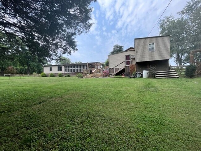 Foto del edificio - 5756-A Benders Ferry Rd.