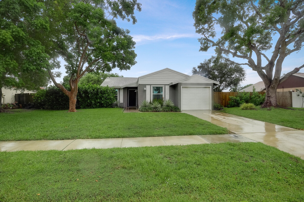 8309 Little Beth Dr W, Boynton Beach, FL 33472 House Rental in