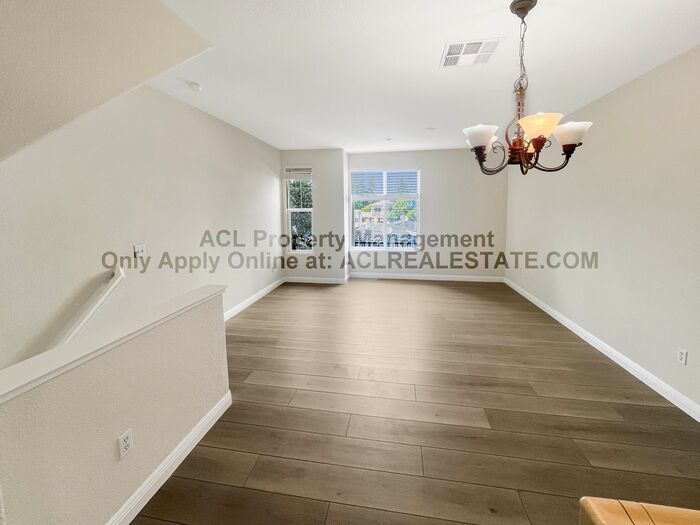 Centrally Located Downtown TownHome For Rent Alquileres en Hayward, CA