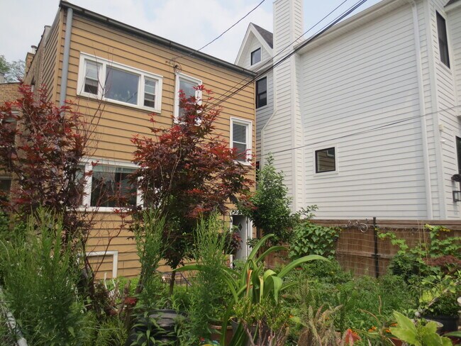 Building Photo - 2433 W Belle Plaine Ave