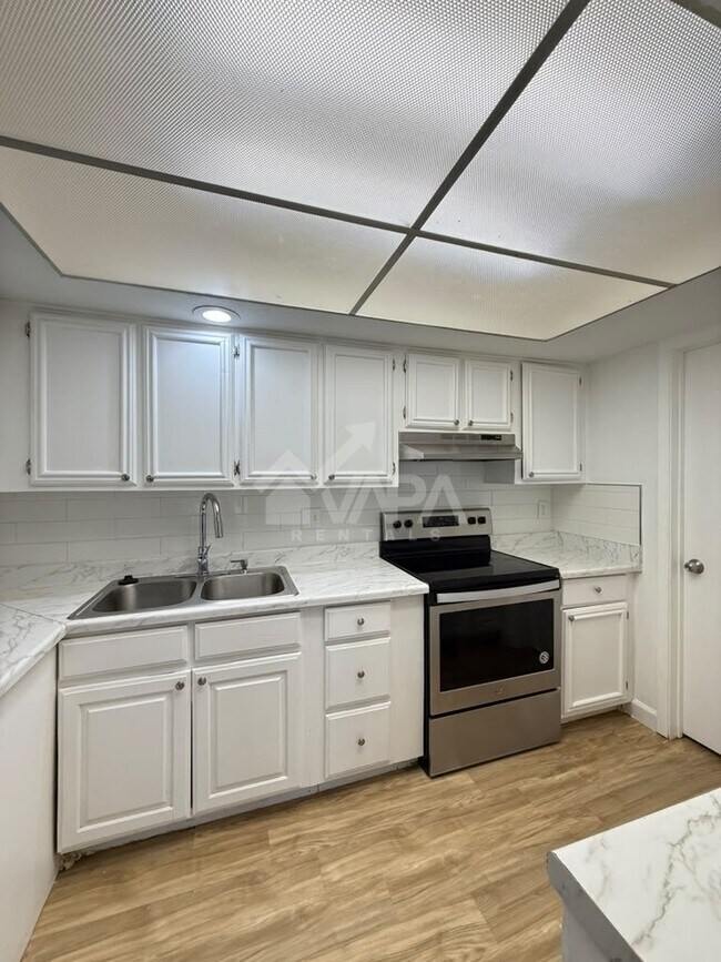 Foto del edificio - 6707 Cypress Lake Dr