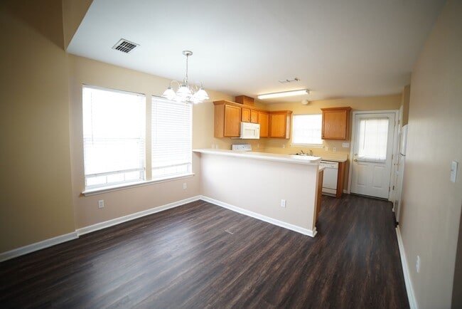 Building Photo - 3 bed / 3 bath Townhome with Garage