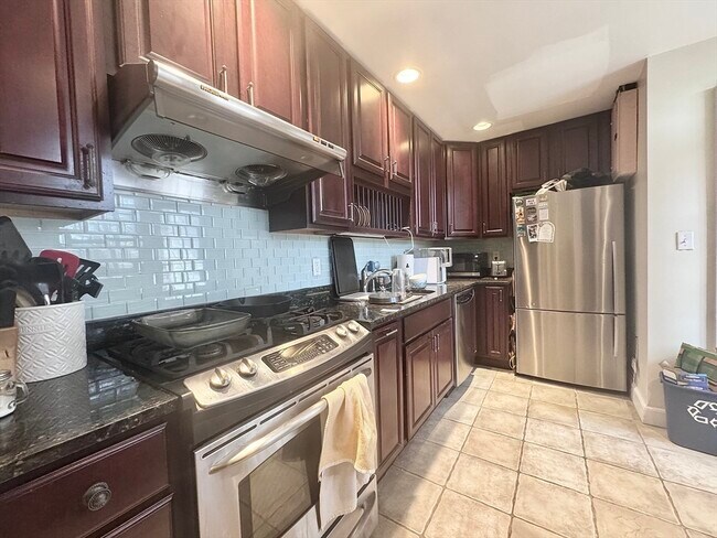 Building Photo - 354 Tappan St