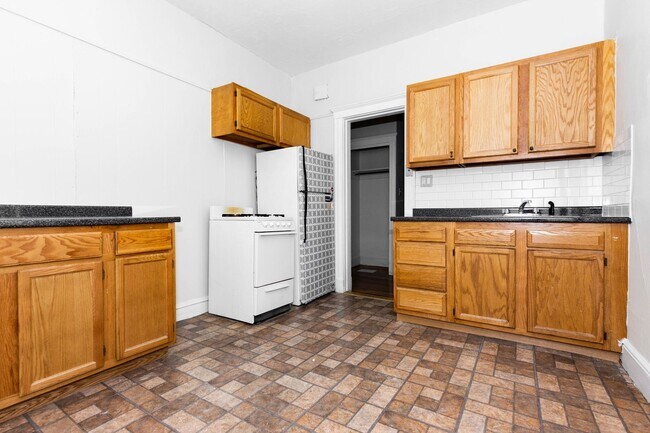 Building Photo - 1 BED 1 BATH in Brighton *NO FEE*