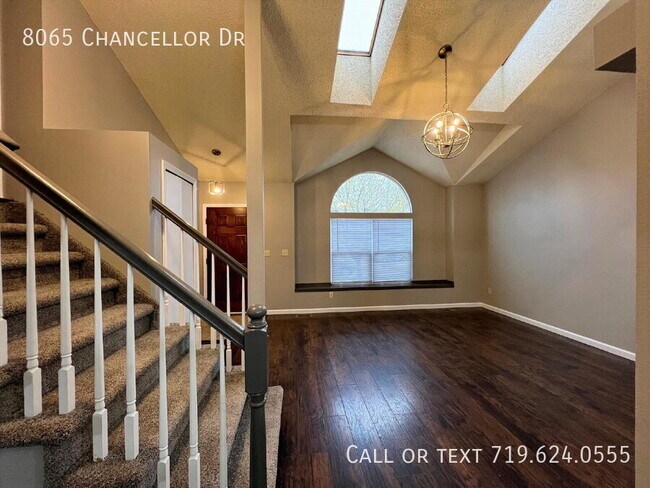 Foto del edificio - 8065 Chancellor Dr