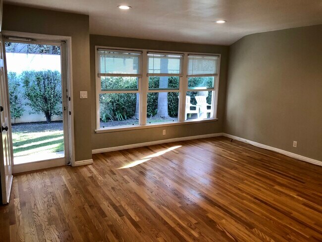 Living Room - 919 20th St