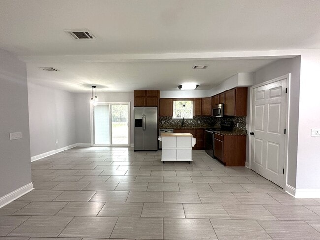Building Photo - OPEN FLOOR PLAN