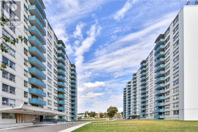 Photo du bâtiment - 1440-1440 Lawrence Ave W