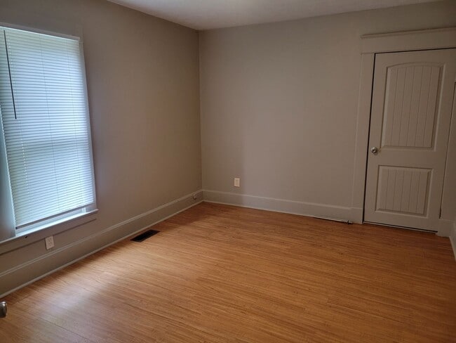 Building Photo - 2 Bedroom 1 Bath House $895!