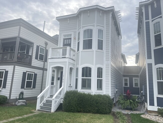 Building Photo - Germantown home with rooftop deck!