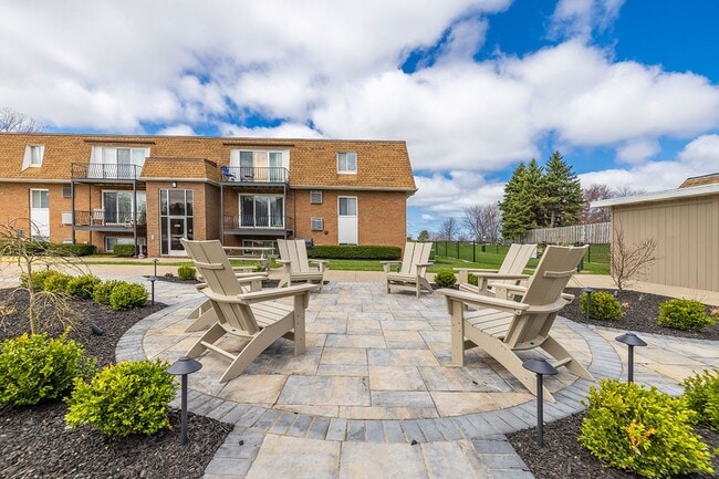 Building Photo - Royal Villa Apartments