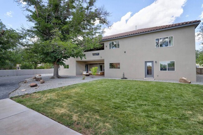 Building Photo - 1504 Los Arboles Ave NW