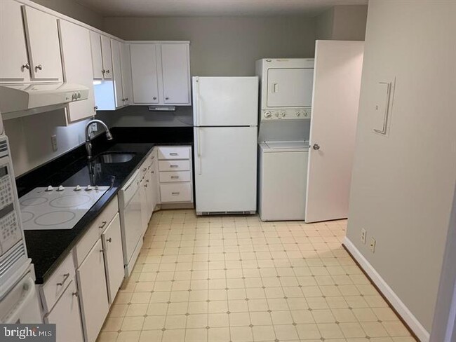 Foto del edificio - 8370 Greensboro Dr