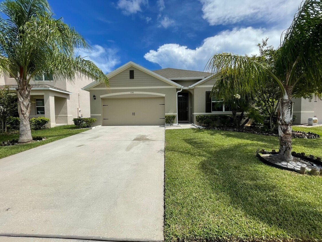 Foto principal - Like new 4 bedroom, 2 bath smart home in P...