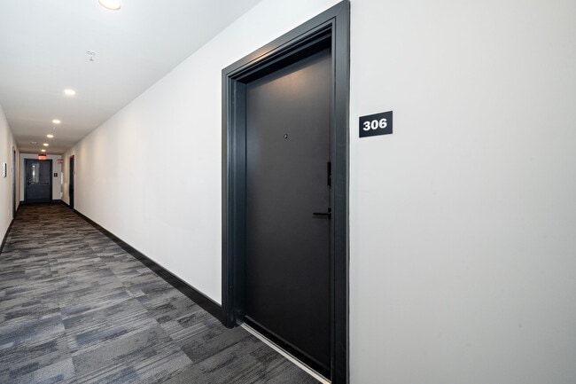 Building Photo - Room in Condo on W Peace St