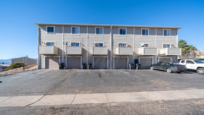 Building Photo - Cute Updated Townhome Near the Powers Corr...