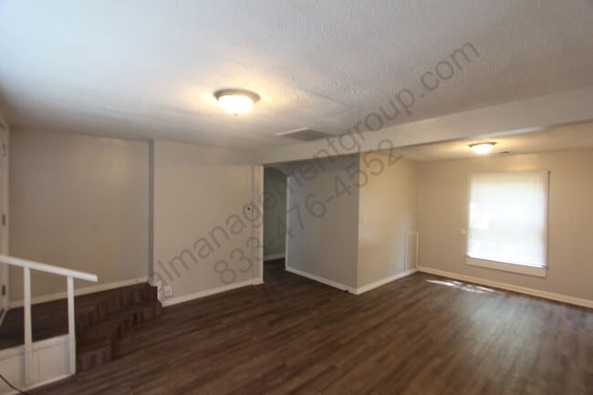 Building Photo - New on The Market!!  Convenient Location!!