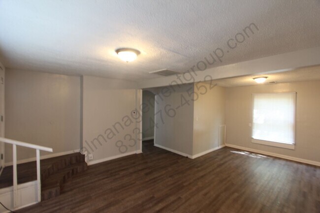 Foto del edificio - New on The Market!!  Convenient Location!!