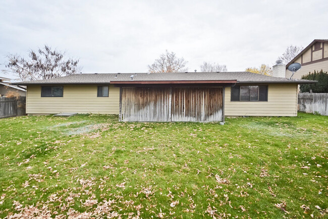 Building Photo - 3 Bedroom 2 Bathroom home in SW Boise