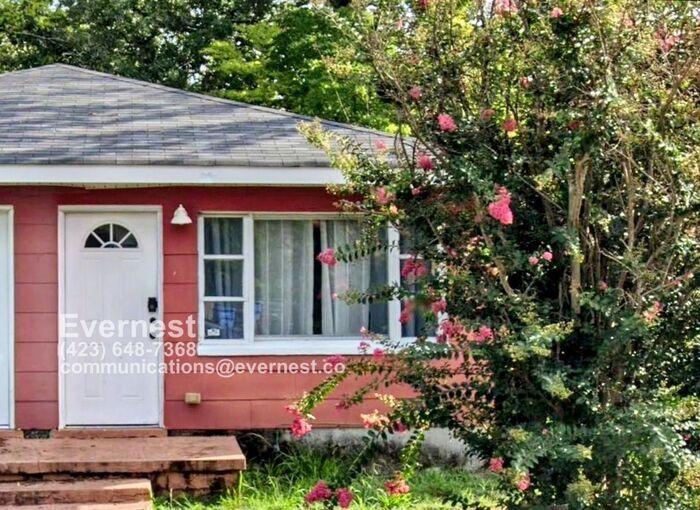 Foto principal - 1-Bedroom, 1-Bathroom Duplex with Convenie...