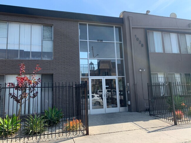 Building Photo - 1028 N Mariposa Ave