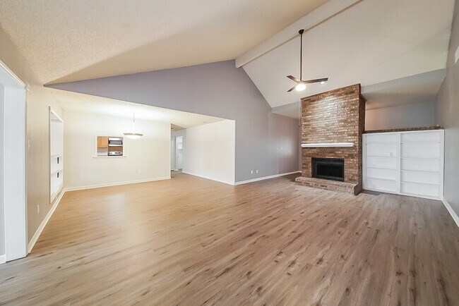 Building Photo - 940 Holly Ln