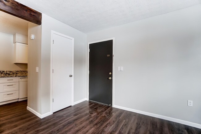 Building Photo - 722 Collins Ave