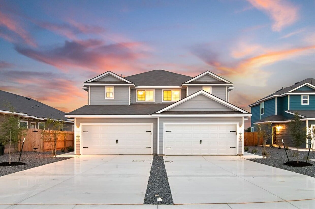 Foto principal - Luxury 3/2.5 Townhome in Seguin