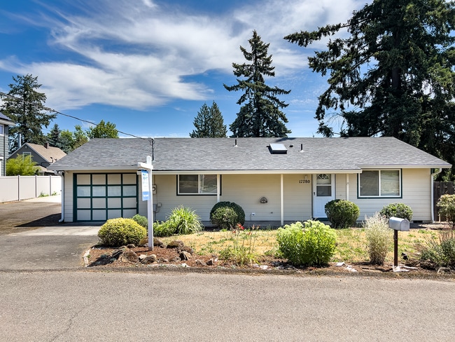 Spacious 3 Bedroom 1 Bath Ranch House in Milwaukie! Washer and Dryer Included! - Spacious 3 Bedroom 1 Bath Ranch House  in Milwaukie! Washer and Dryer Included!