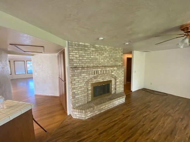 Foto del edificio - LARGE SINGLE FAMILY HOME, ONE LEVEL W/ FEN...