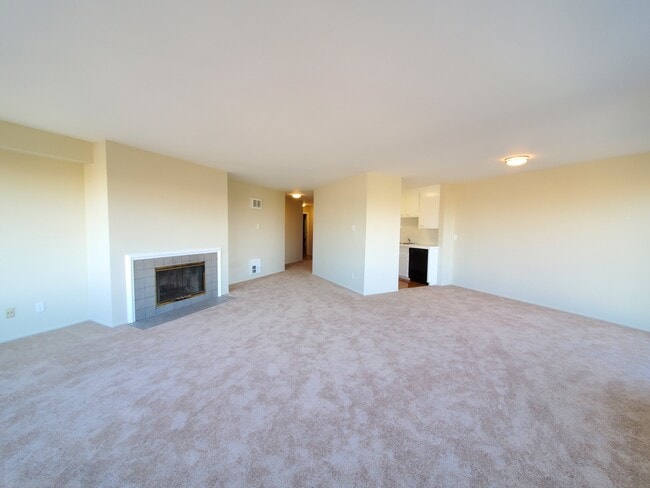 Living room, kitchen & entrance - 59 Lupine Ave