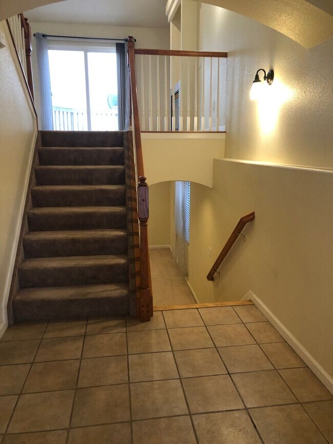 Foto del edificio - Bright and Open 3 Bed 3 Bath Townhome in G...