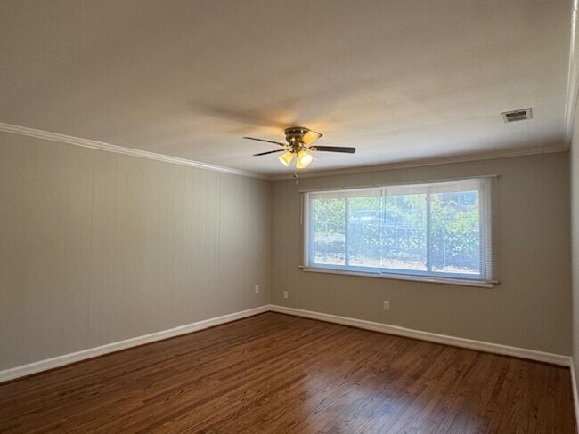 Foto del edificio - 2 Bedroom, 1 Bath duplex (right side unit) close to downtown Greenville with hardwood floors, a l...