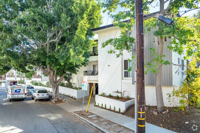 Building Photo - The Regal Villa Apts...Gorgeous Newly Remo...