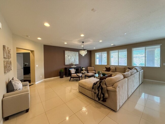 Building Photo - Luxury 6/BD 4.5/BA Large Furnished Home with Dual Primary Suites in Gated Community