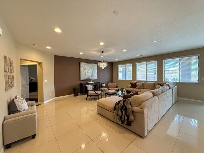 Foto del edificio - Luxury 6/BD 4.5/BA Large Furnished Home with Dual Primary Suites in Gated Community