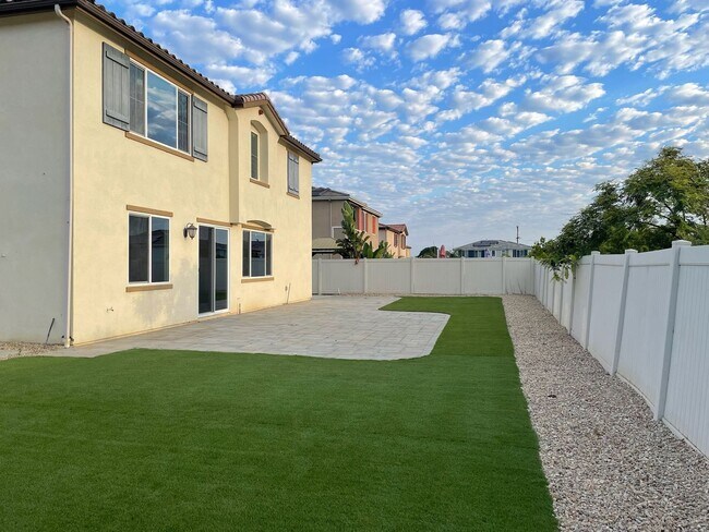 Building Photo - Stunning 4 bedroom home in Vista-With Solar!