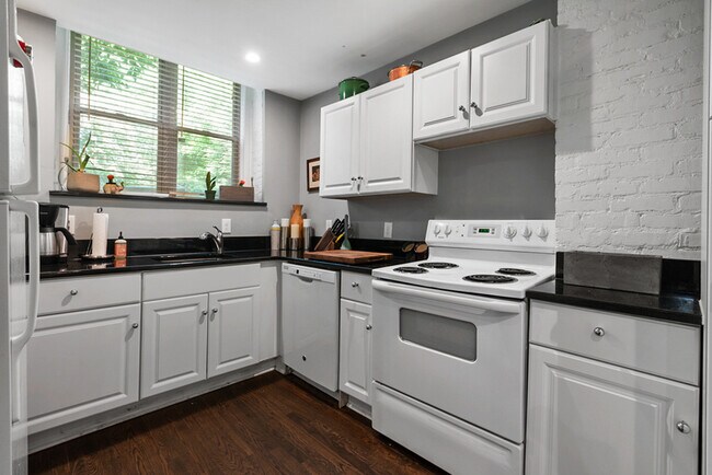 Building Photo - 590 Elmwood Dr NE
