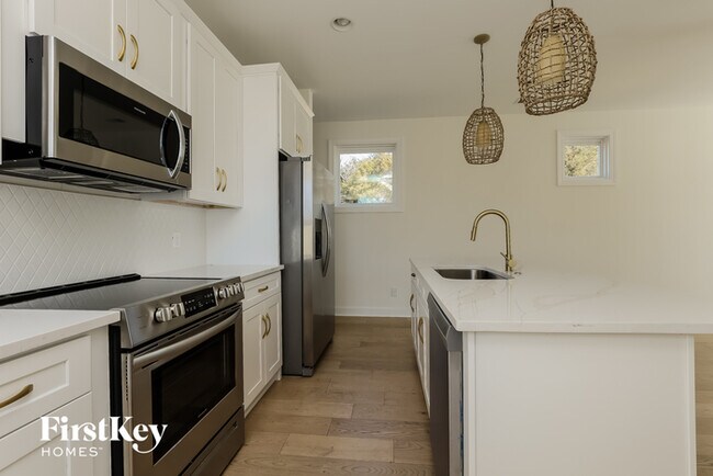 Building Photo - 4047 Cedar Cir