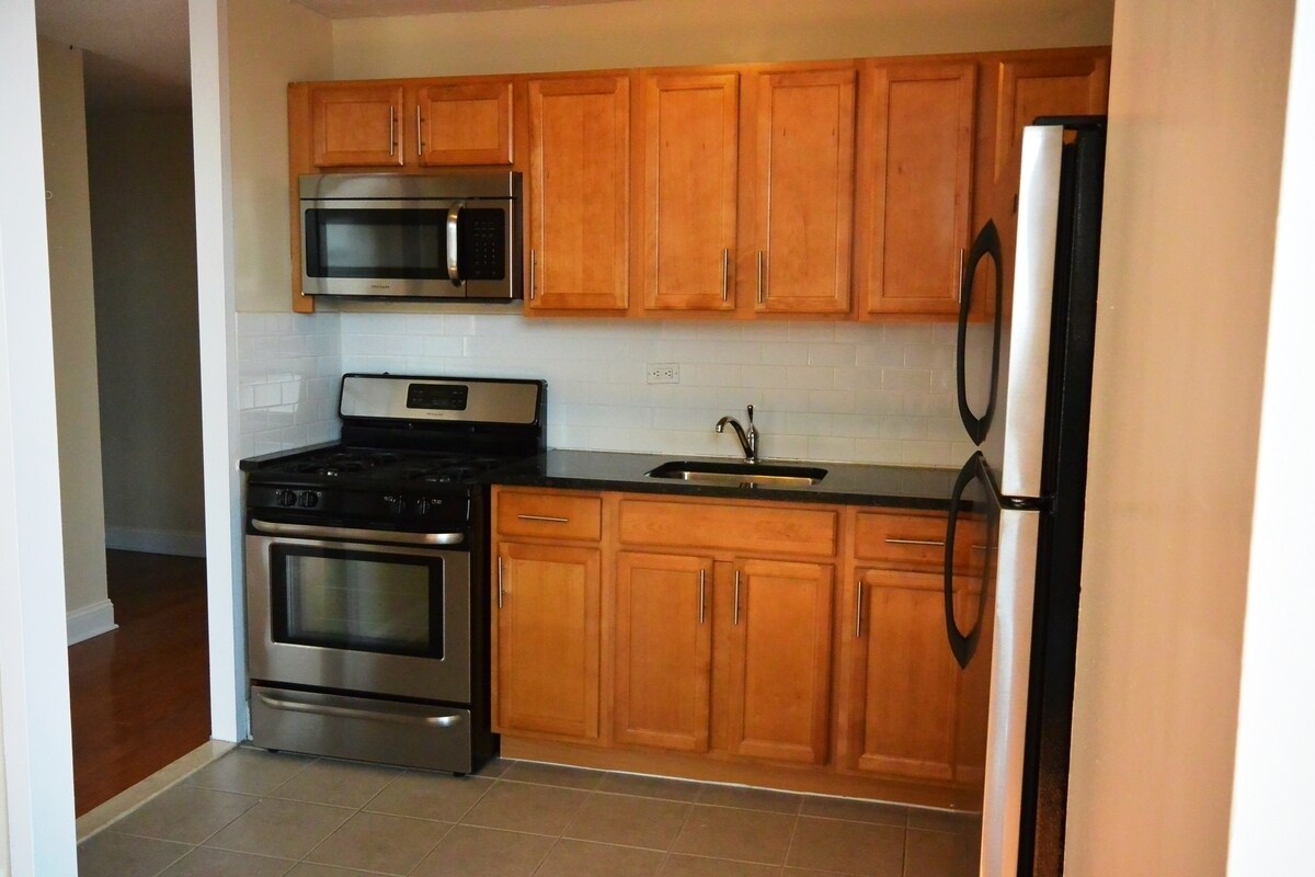 Primary Photo - 3355 Broadway