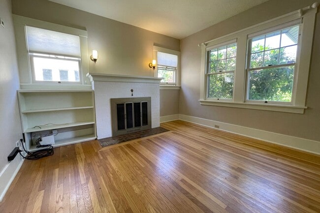 Building Photo - Charming Alameda Bungalow With Large Fence...
