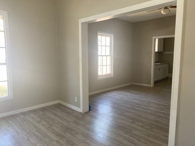 Building Photo - Recently Remodeled 2/1 in Sherman!