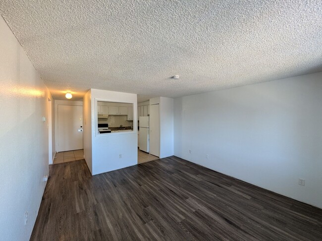 2 Bed 1 Bath Condo Available NOW! - 2 Bed 1 Bath Condo Available NOW!