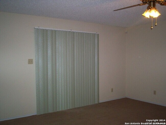 Building Photo - 3 bedroom / 2 bath home in Creekside subdivision