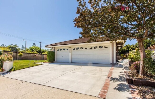Building Photo - Charmimg single story thousand Oaks home