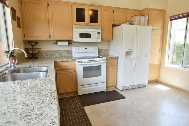 Foto del edificio - Beautiful Updated 3 Bedroom 2 Bath Santa T...