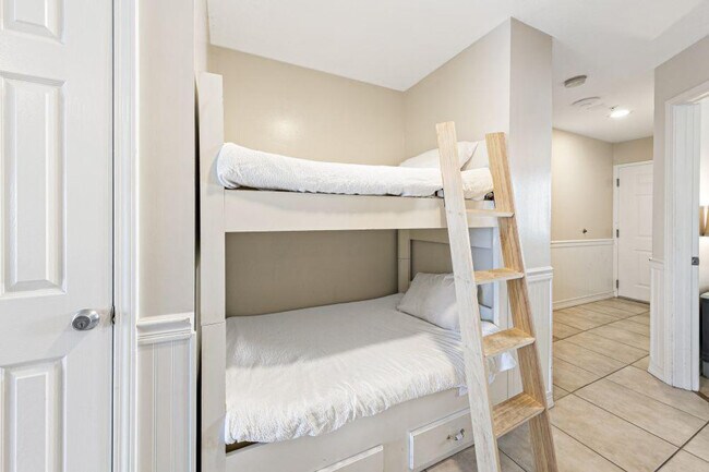 Foto del edificio - 561 E Beach Blvd